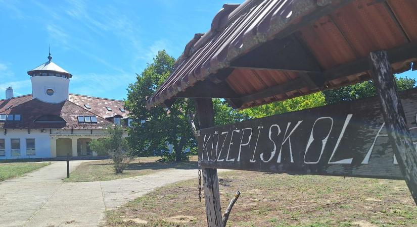 A pusztamérgesi középiskolából tíz év alatt szellemiskola lett – az egykor élettel teli épület ma már csak omladozó falak és üres termek sora – videóval