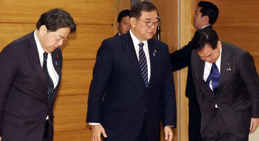 Lemondott a japán miniszterelnök, hiába ígérte a választási vereség után azt, hogy marad