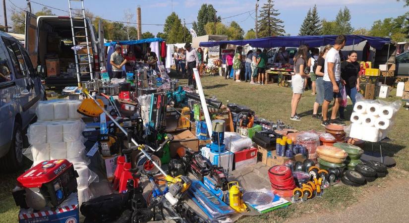 A kisteleki vásár forgatagában színes tollú madarak lopták el a show-t – galériával, videóval