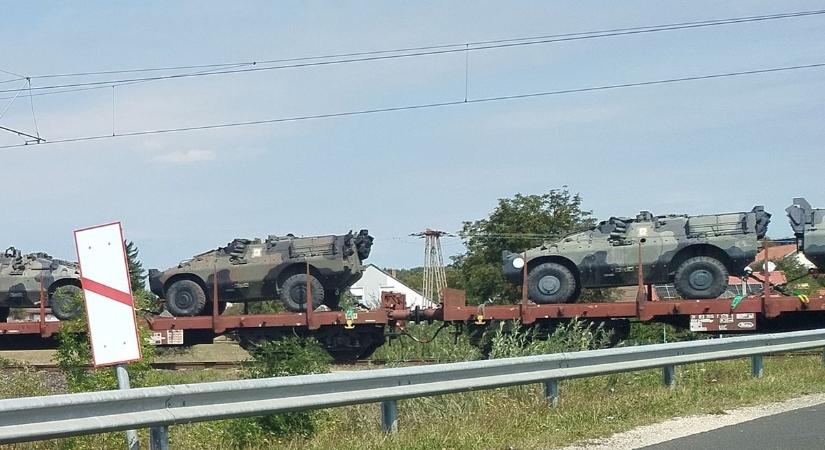 Harcjárművek robogtak keresztül Zalaegerszegen - vajon a hadgyakorlatra igyekeztek?