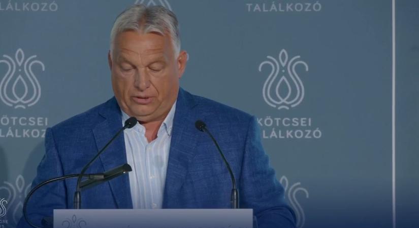 Orbán Viktor Kötcsén beszél a fideszes holdudvar előtt