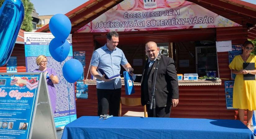 Jótékonysági süteményvásár a hátrányos helyzetű fiatalok javára