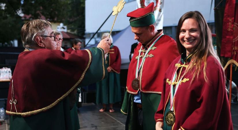 Szőlőtaposás nélkül senki sem válhatott borlovaggá, próbatételek várták a jelölteket – fotók, videó