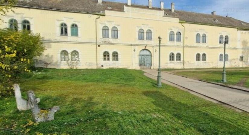 Több mint 200 éves műemlék vár új tulajdonosára, ennyiért vásárolható meg a bajai kastély