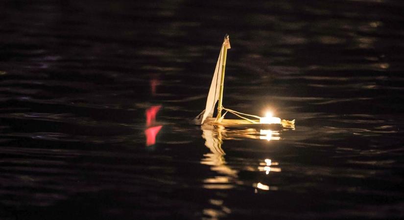 Világító kívánságtutajok úsztak ki a Balaton vizére
