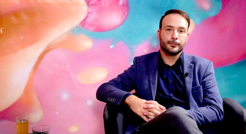 Az első magyar politikus, aki vállalja a betegségét és felépülését – Berg Dániel a Mindenki függőben