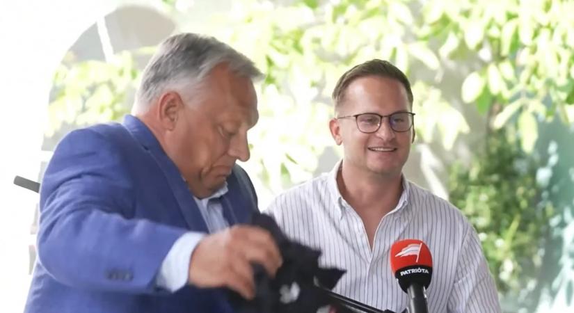Orbán Viktor alatt élő adásban roskadt össze egy papírdoboz
