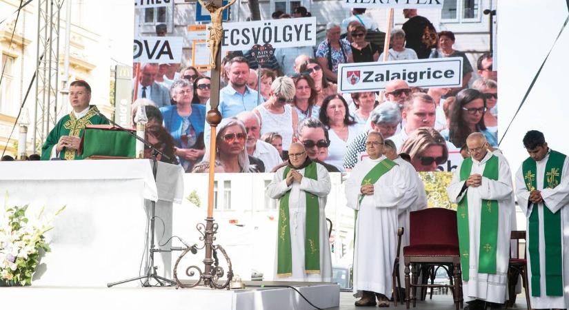 Több ezren érkeztek, áhítat a belvárosban (galéria)