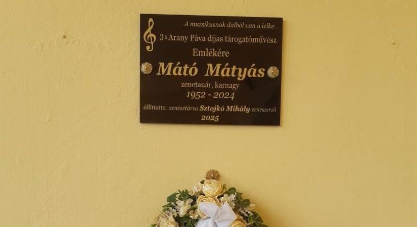 Háromszoros Arany Páva díjas művésznek állítottak emléket Apátfalván