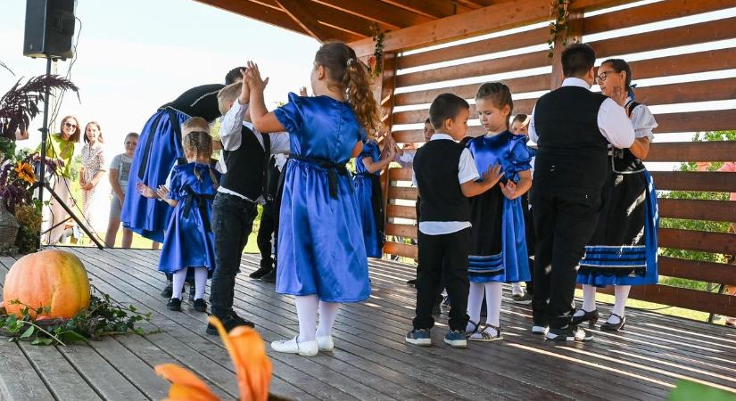 Vaskeresztesi szüreti vigadalom zenével, felvonulással – a Fő utcán vonult a menet - fotók