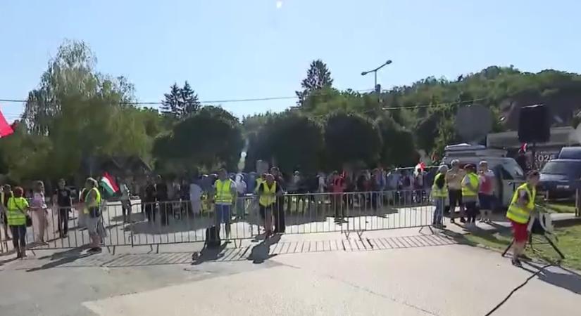 Még a kötcsei Hősök terét sem tudták megtölteni Magyar Péter hívei  videó