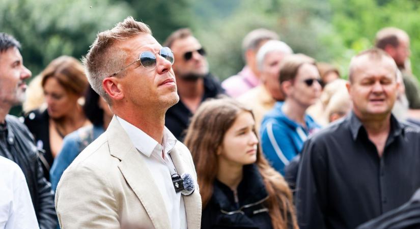 Kötcsén indult a Tisza-adó elleni kampány: kalkulátorral is leleplezik