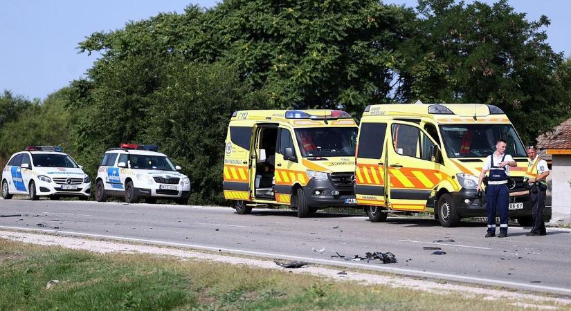 Életét vesztette egy ember a tömegbalesetben, újabb nemzeti konzultációt indítanak