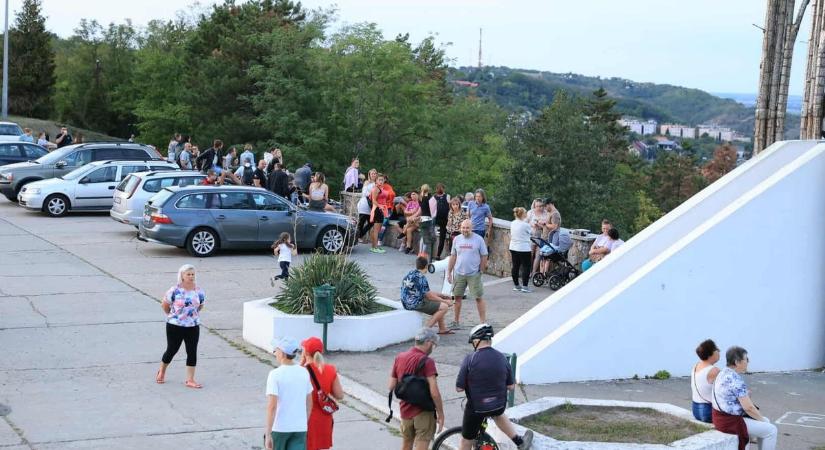 Már most nagyon sokan várják a kilátóban a holdfogyatkozást (képgalériával)