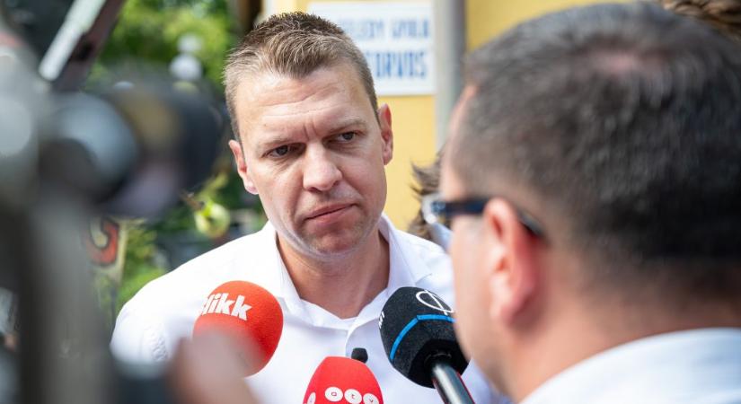 Nem szégyellik magukat? – mondta Menczer Tamás az újságíróknak, akik szerinte nem azt kérdezik, amit kell
