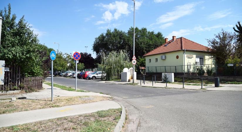Óriási parkolási anomália alakult ki a szandaszőlősi sulinál, a megoldás sokakat kiakasztott