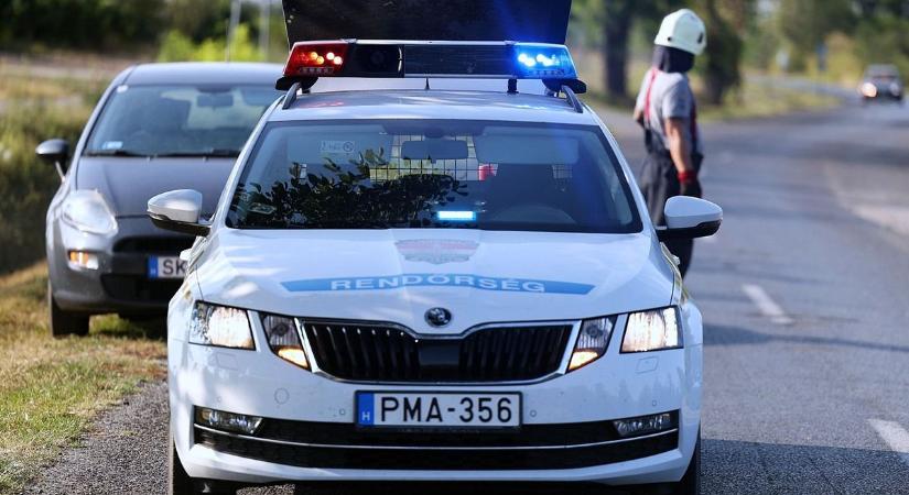 Felborult a furgonnal, majd eltűnt a helyszínről a megsérült sofőr – fotók, videó