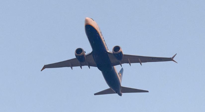 Részegen megpróbálta kinyitni a repülőgép ajtaját, kényszerleszállást kellett végrehajtani