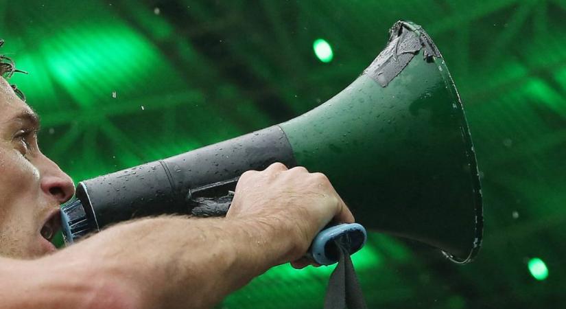 Bepöccent a kézis, kitépte a szurkoló kezéből a megafont