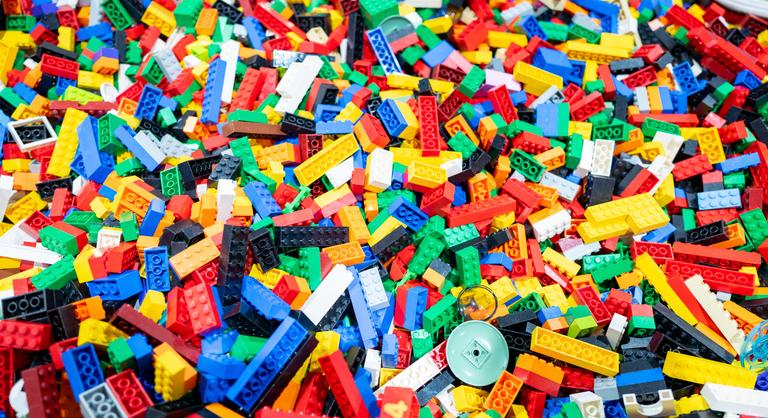 Teljesítették a fájdalmas kihívást, egy édesanyáé a LEGO-kockákon való sprintelés világrekordja