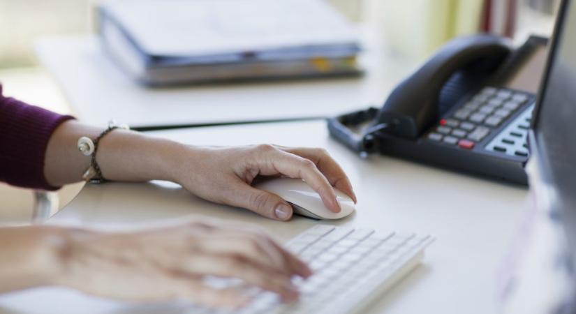 Kirúgták, mert online vásárolgatott munkaidőben – a végén mégis a lengyel nő járt jól