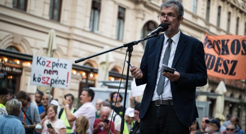 „A dolgozók szerint Anikó asszony a fehér kerámia csempét is leverette” – újabb hatvanpusztai képeket mutatott Hadházy