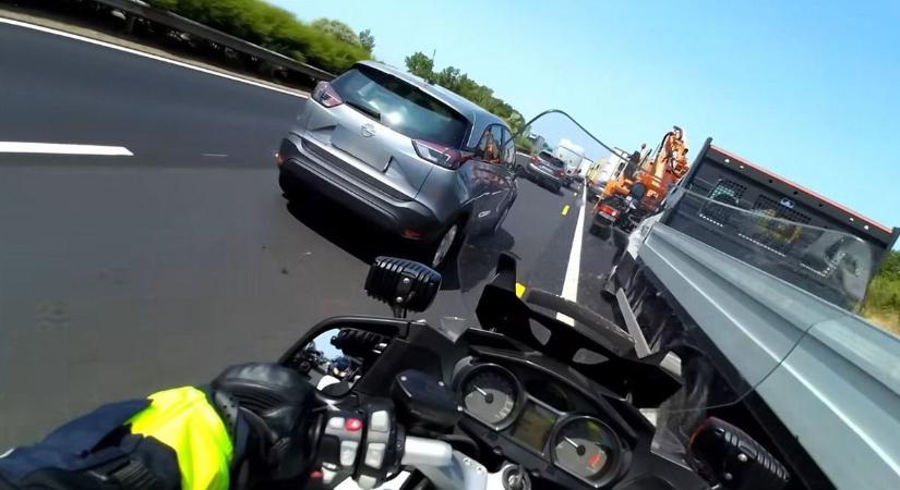 Motoros rendőrök az M1-es autópályán: a mindennapi közlekedés őrei figyelmeztetnek