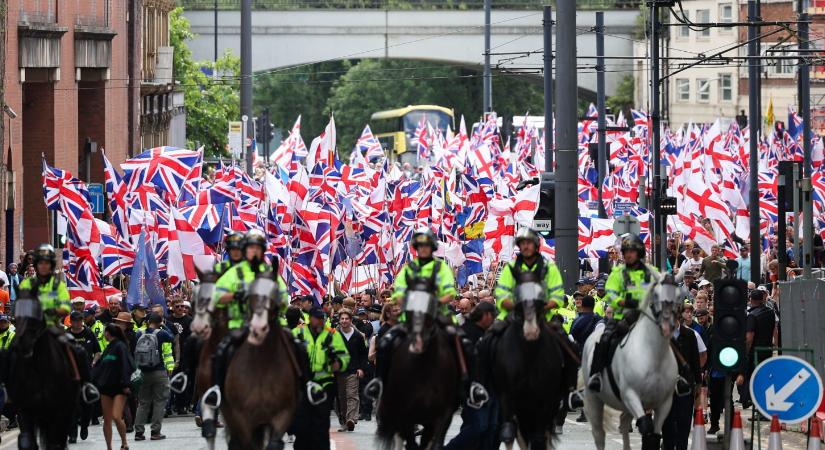 Tüntetések hatására szállodákból laktanyákba költöztetik a migránsokat Nagy-Britanniában