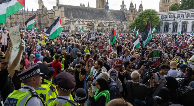 Csaknem 900 embert vettek őrizetbe egy palesztinpárti tüntetésen Londonban