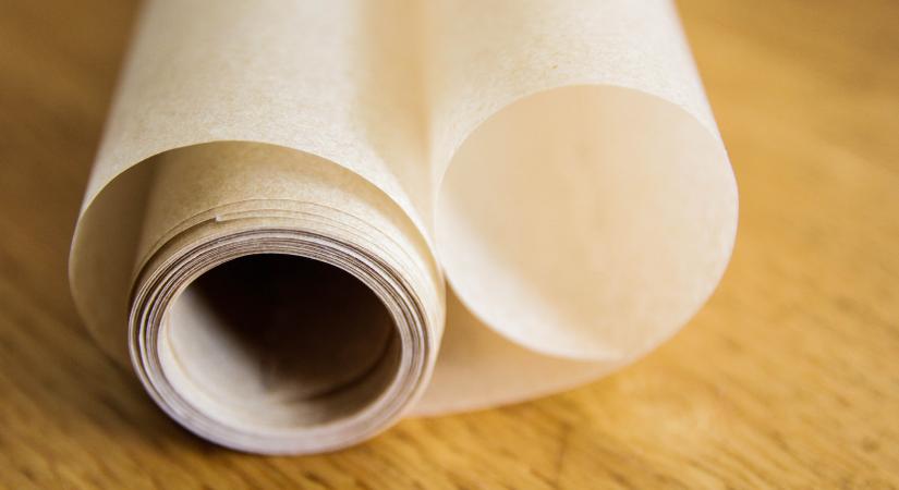 Sütőpapíros trükk a vízkő eltávolítására a zuhanykabinból: tisztaság 1 perc alatt