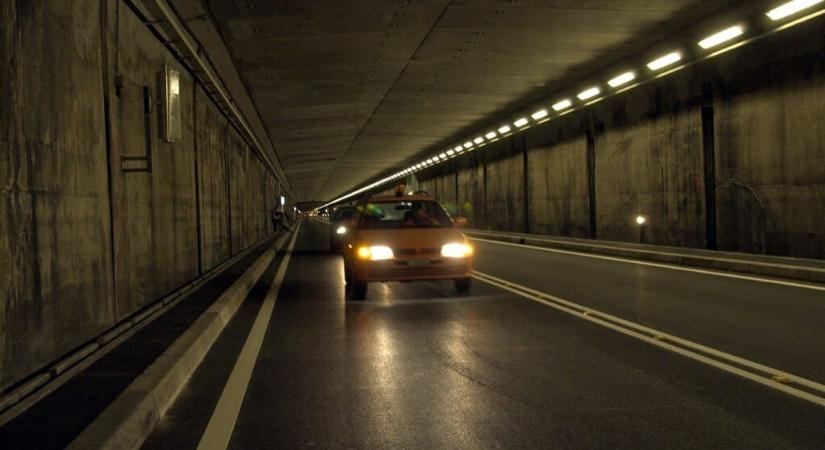 Negyvenhét járművet előzött egy motoros egy alagútban – örök eltiltás vár rá
