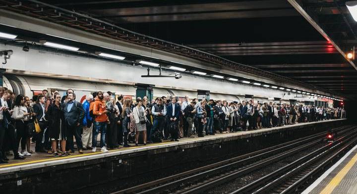 Megbénulhat a főváros közlekedése, sztrájkolnak hétfőtől a metró dolgozói Londonban