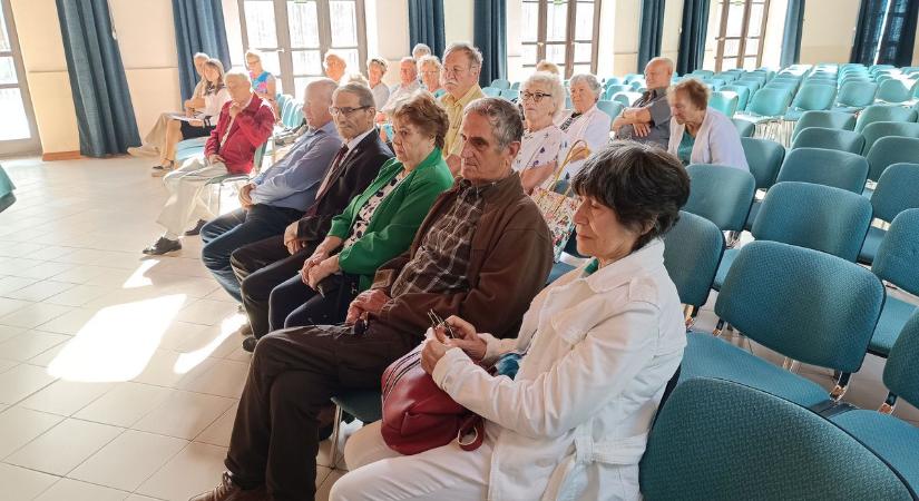 Már nem kellett felelni és dolgozatot írni – 60 éve búcsúztak iskolájuktól, most visszatértek