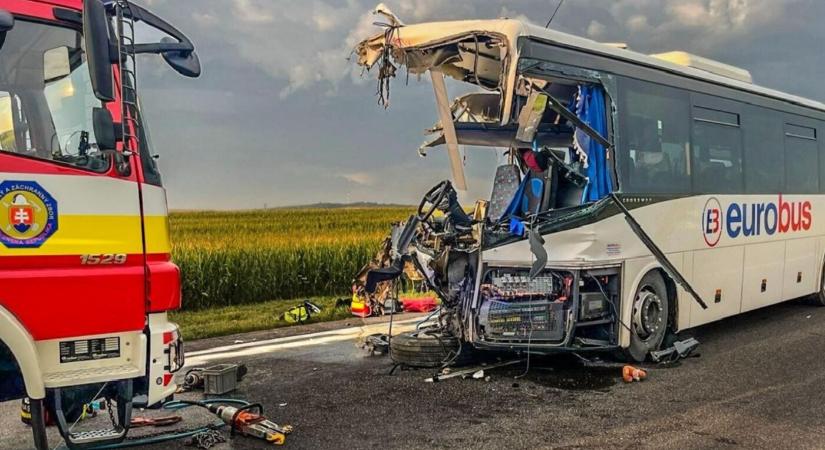 Súlyos buszbaleset: egy busz és egy teherautó ütköztek – mentőhelikoptert is küldtek a helyszínre (FOTÓK)