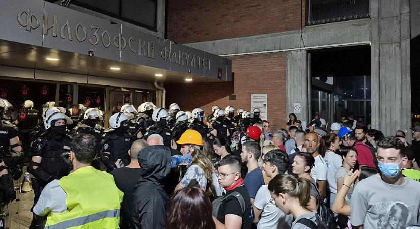 Az ígéretek ellenére továbbra is ott a rendőrség az egyetemen, miközben zajlanak a vizsgák