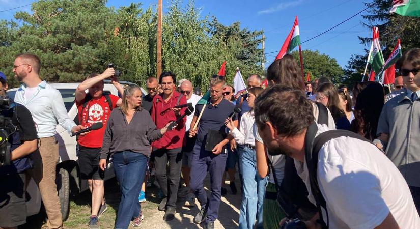 Tégláról téglára, kordonról kordonra – videó a Fidesz és a Tisza kötcsei eseményéről