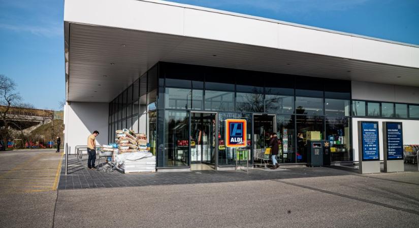 Öt forintra árazza le a ruhákat és cipőket az ALDI, ezer forintos kuponokat kapnak a nyugdíjasok