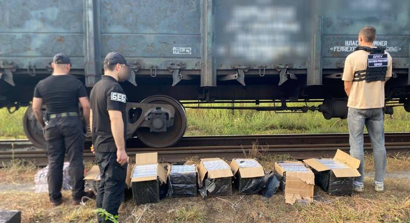 Csempészcigarettát találtak egy Magyarországra tartó tehervonatban