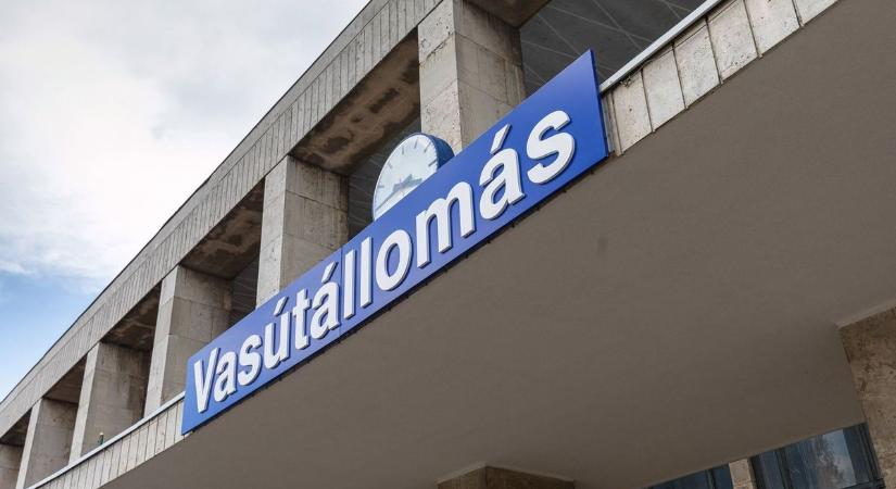 Különleges vonat gördült be a Nagyállomásra, csak nézhették az utasok, fel nem szállhattak rá – fotóval!