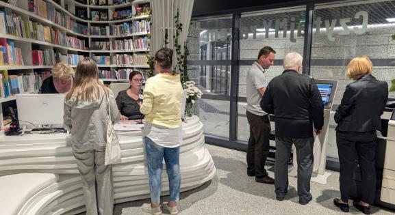 Varsóban metrókönyvtár nyílt, hogy ne a telefonjukat nyomkodják az utasok
