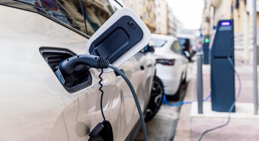 Megrohamozták az e-autó pályázatot: újabb 10 milliárddal kellett megemelni a keretet