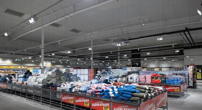 Nem vicc: öt forintért adja a ruhákat és a cipőket az Aldi