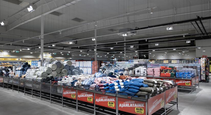 Nagyot húz az Aldi: 5 forintért vehet ruhát, cipőt