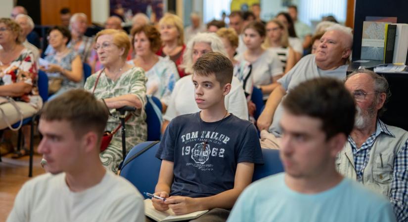 A trianoni tragédiára fókuszált az előadás és a beszélgetés