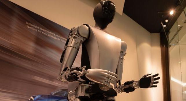 Beégett Elon Musk humanoid robotja – videó