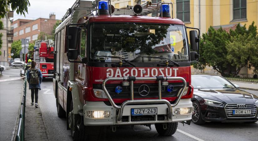 Kigyulladt egy lakás erkélye Budapest III. kerületében, a füst messziről látszott