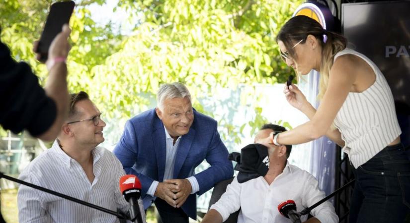 Orbán zavarában egy papírdobozra ült le Kötcsén, de az nem bírta el