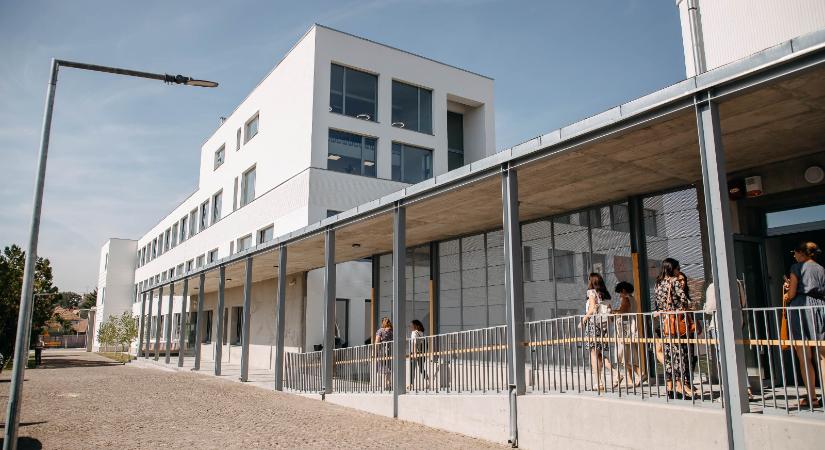 Sepsiszentgyörgyön nyílt meg az ország legmodernebb iskolája sajátos nevelési igényű diákoknak