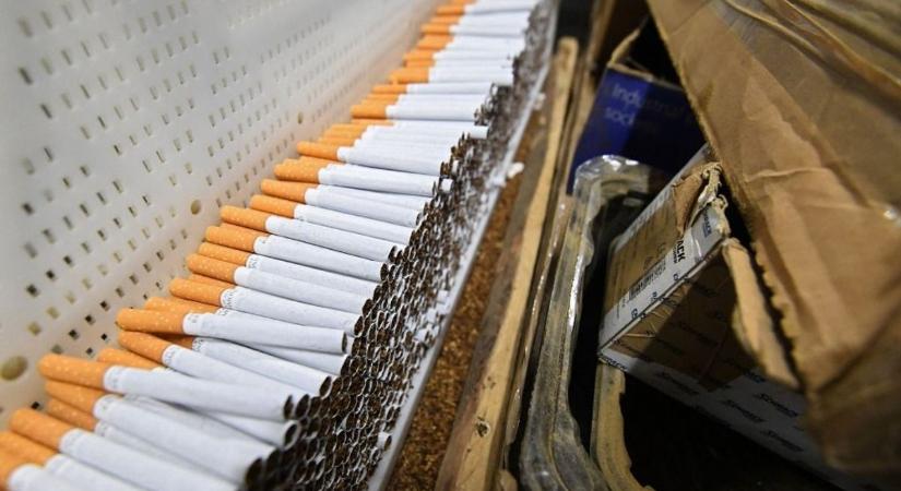 Bekeményít a NAV: sokszorosára növekedett az illegális dohánykereskedelem – Nyugaton veszik, Keleten gyártják a hamis cigit