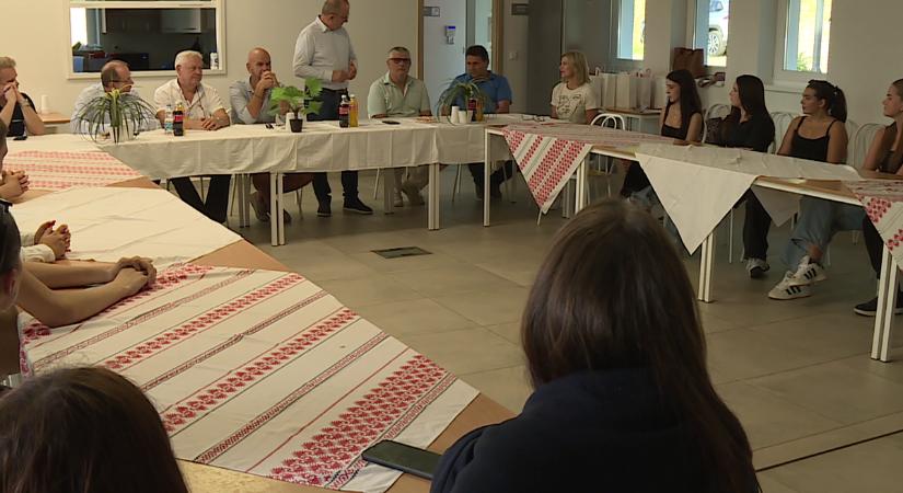 Kortárs segítőknek mondtak köszönetet